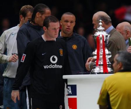 Très déçu de la défaite de son équipe en FA Cup, Rooney ne peut qu'effleurer la coupe qu'il aurait tant mérité